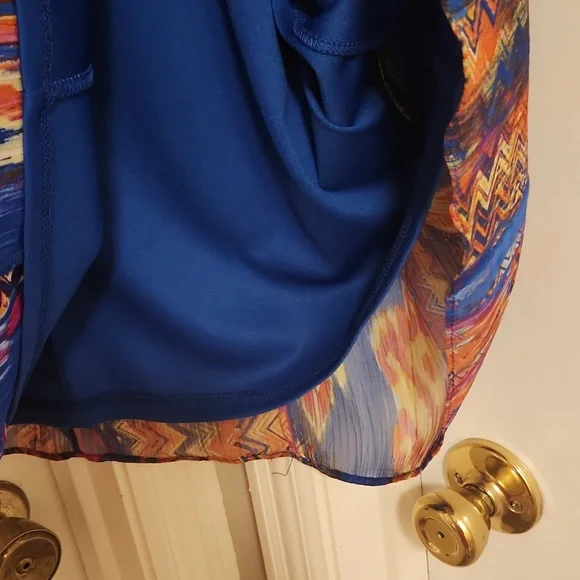 Colorful dress! It has belt loops to show your curves by adding a belt💃🏽 - Picture 7 of 7